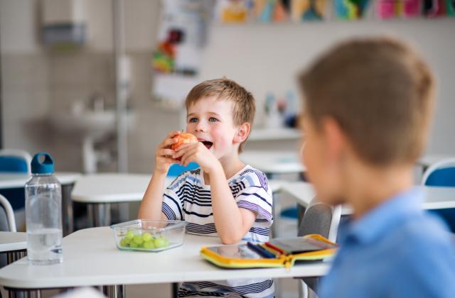 Skoleelever der spiser sund frokost