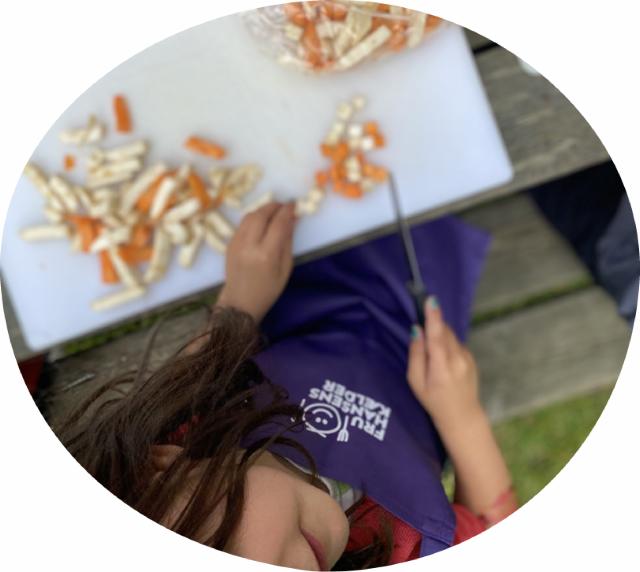 Pige der hjælper med madlavning 