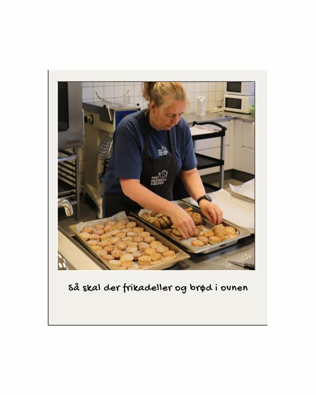 Hedi i køkkenet
