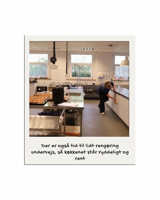 Hedi i køkkenet